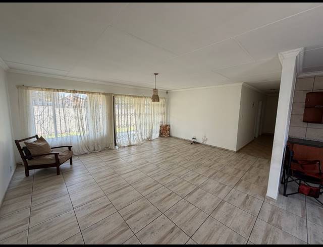 4 BEDROOM HOUSE FOR SALE IN SONNEVELD